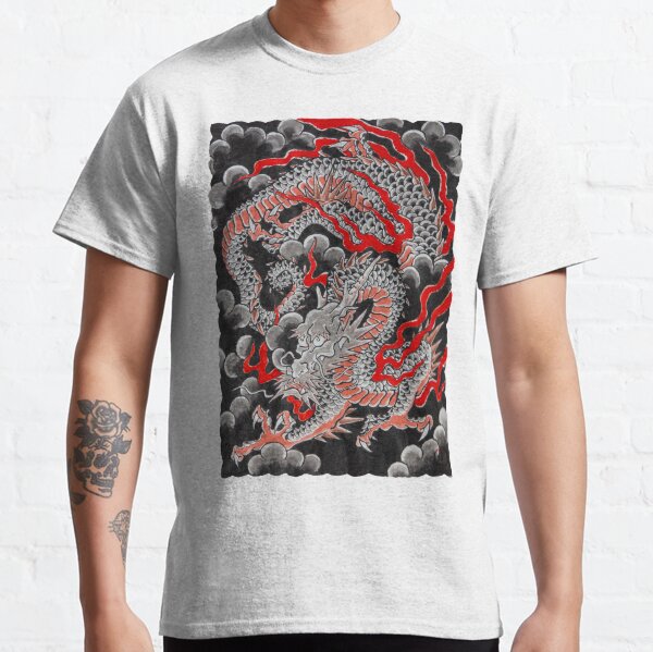 Dragón Negro con Fuego y Nubes Camiseta clásica