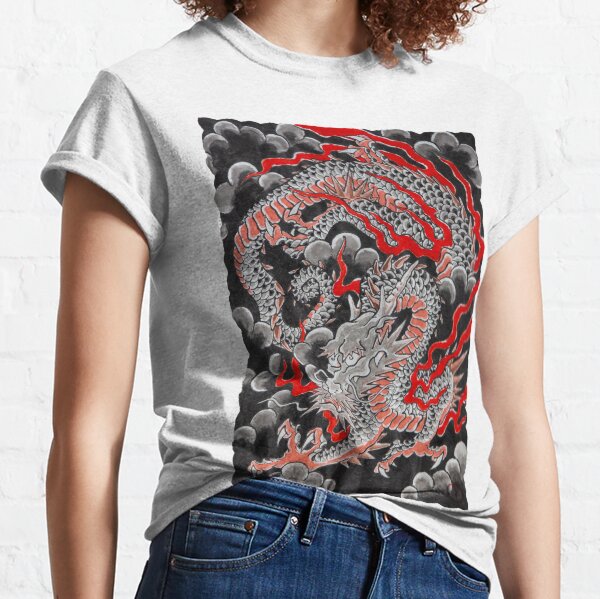 Dragón Negro con Fuego y Nubes Camiseta clásica