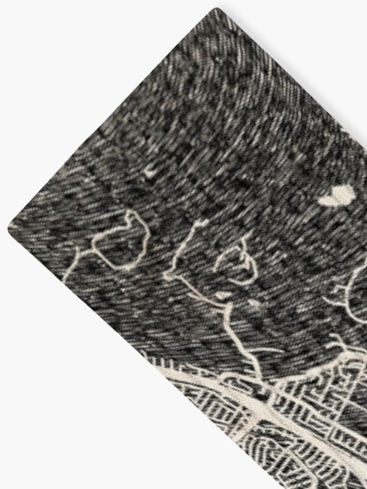 Aperçu 2 sur 5. Chaussettes avec l'œuvre Santa Clara map California Ink lines créée et vendue par InkMaps.