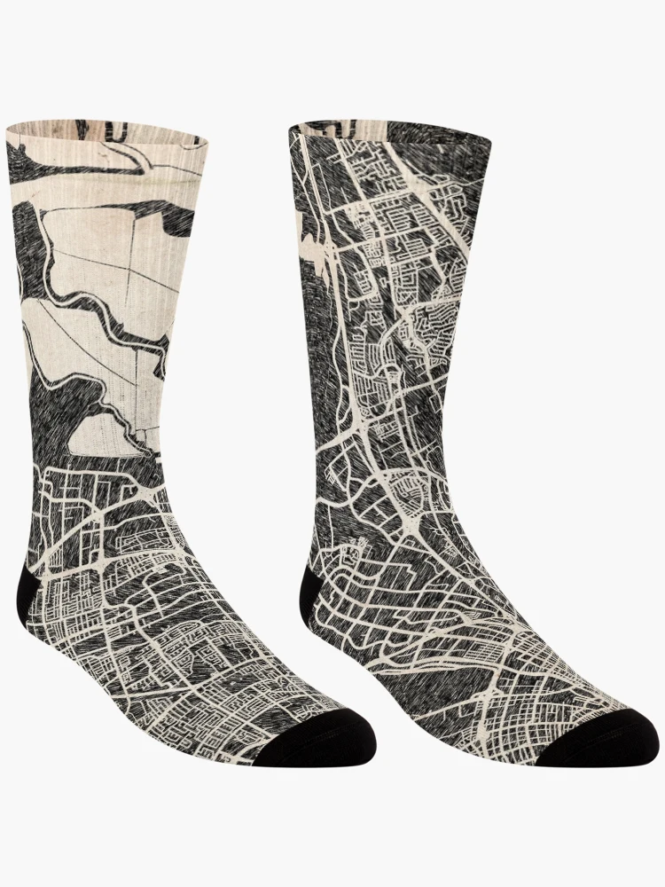 Aperçu 3 sur 5. Chaussettes avec l'œuvre Santa Clara map California Ink lines créée et vendue par InkMaps.
