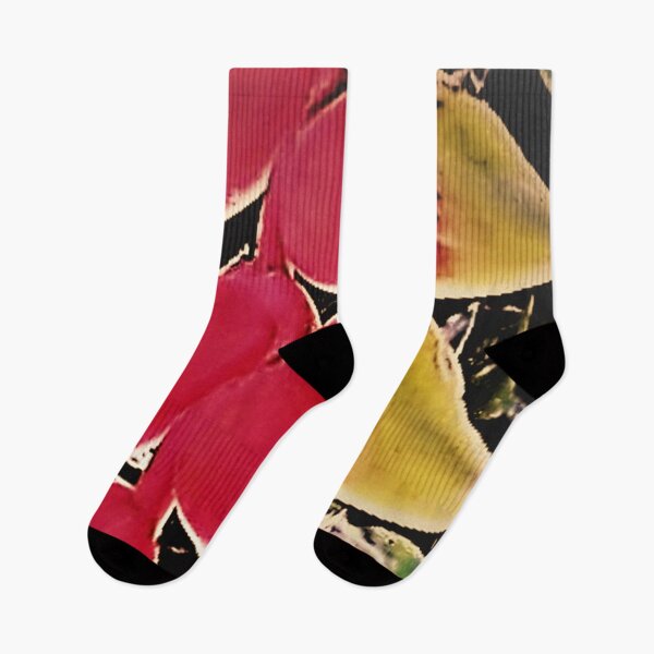 Aperçu de l'œuvre DESIGN DE FLEURS ROUGES ET JAUNE créée et vendue par Coolklaset.