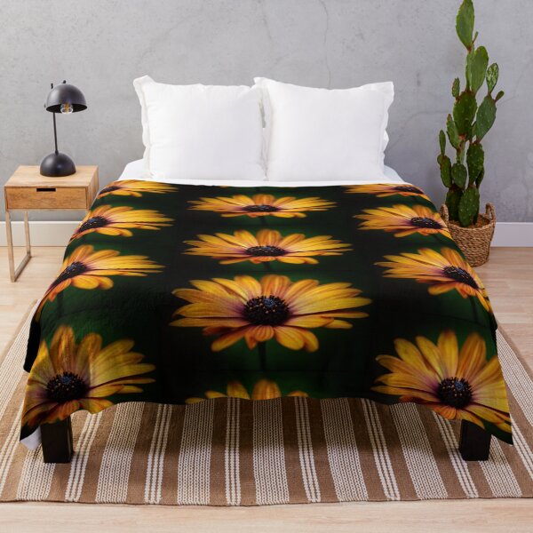 Artikelvorschau, Hübsche orangefarbene Asterblume auf dunklem Hintergrund entworfen und verkauft von sebastienbaudry.