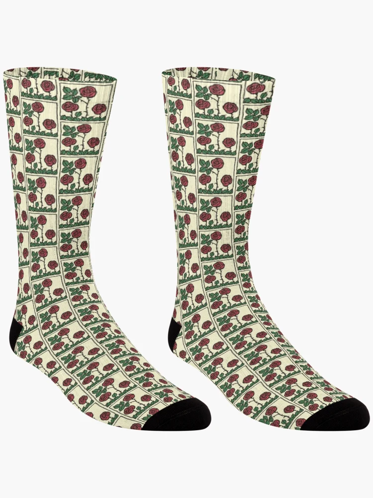 Aperçu 3 sur 5. Chaussettes avec l'œuvre Arthur Rackham - Roses créée et vendue par Dreamflight.