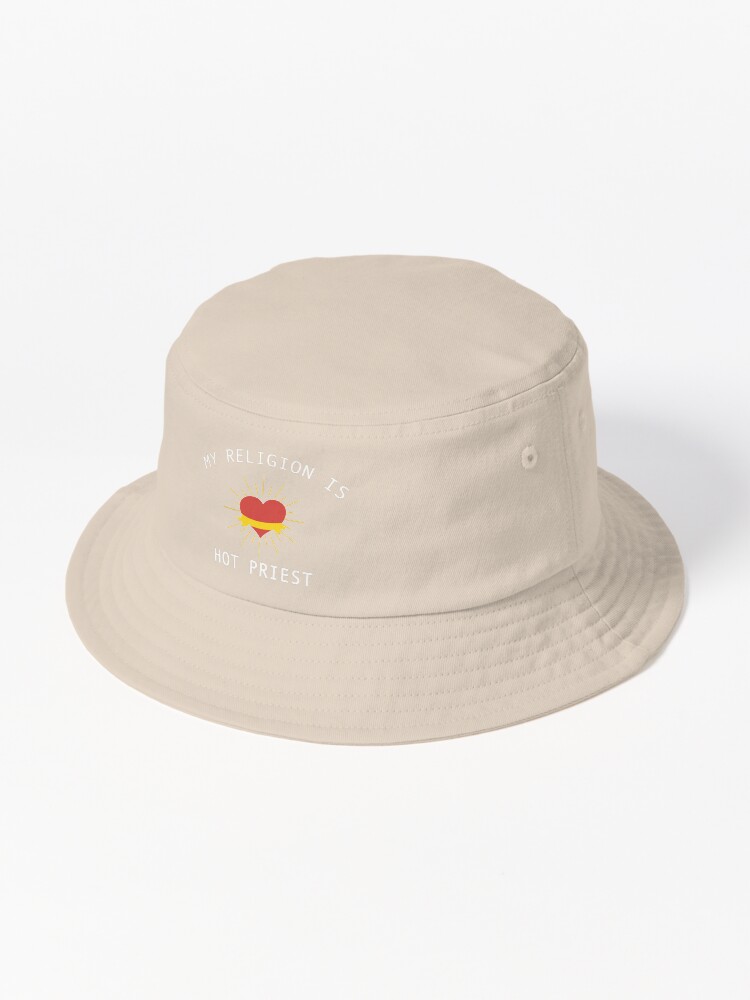 Imagen 1 de 6, Gorro de pescador con la obra Mi religión es el sacerdote ardiente | Regalo de Fleabag | Sagrado Corazón, diseñada y vendida por Nada18.
