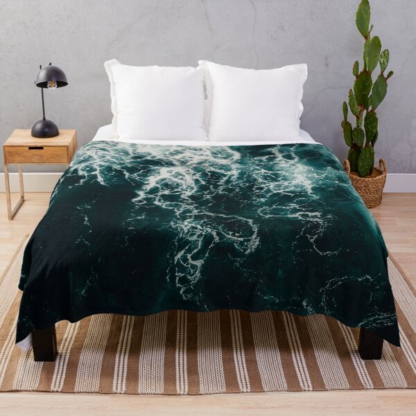 Aperçu de l'œuvre Motif de vagues sombres de l'océan orageux créée et vendue par SoniaGreenwood.