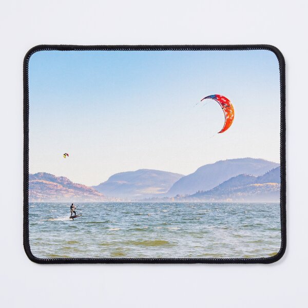 Artikelvorschau, Kitesurfen am Skaha Lake in Penticton entworfen und verkauft von Amy Mitchell.