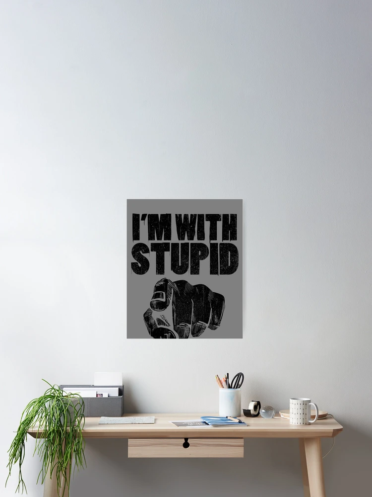 Imagen 2 de 3, Póster con la obra I'm With Stupid Pointing Finger At You Funny You're Stupid Gear, diseñada y vendida por DynamicDesign.