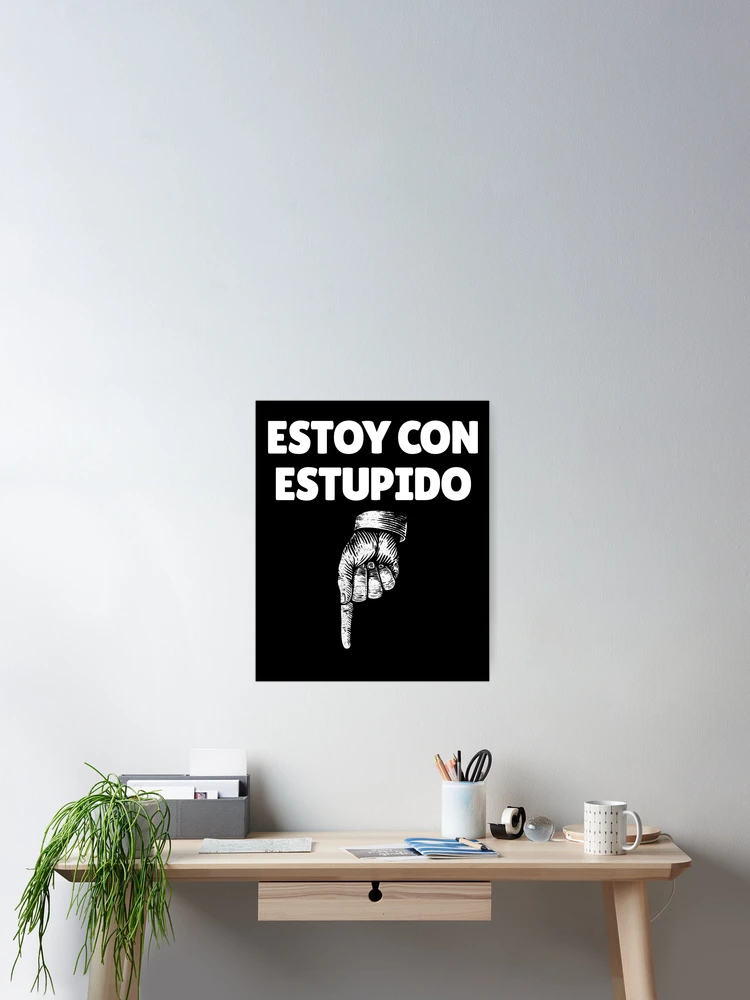 Imagen 2 de 3, Póster con la obra Estoy Con Estupido Spanish Finger Down I'm With Stupid Gear, diseñada y vendida por DynamicDesign.