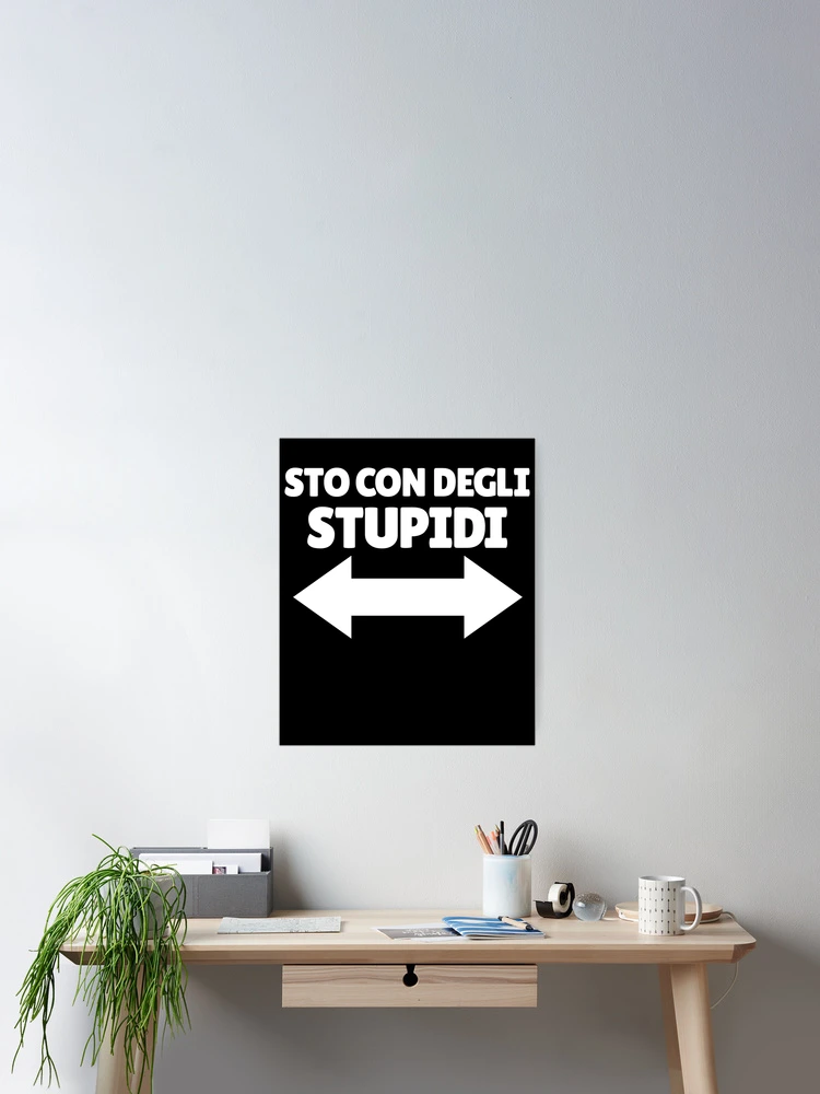Imagen 2 de 3, Póster con la obra Sto Con Degli Stupidi Italian Arrows Funny I'm With Stupids Gear, diseñada y vendida por DynamicDesign.