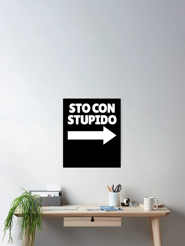 Imagen 2 de 3, Póster con la obra Sto Con Stupido Italian Arrow Right Funny I'm With Stupid Gear, diseñada y vendida por DynamicDesign.