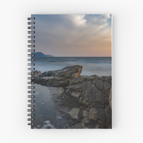 Artikelvorschau, Felsen am Meer bei Sonnenuntergang entworfen und verkauft von nacree.