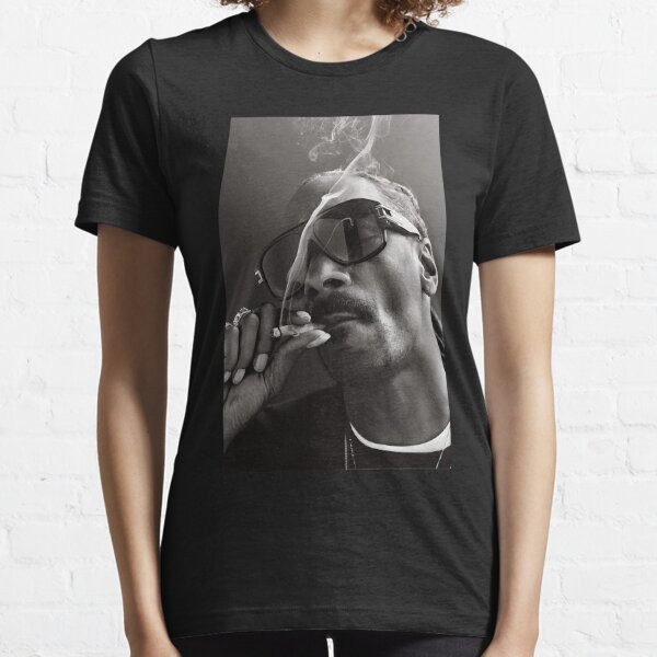 snoop dogg smoking Essential T-Shirt