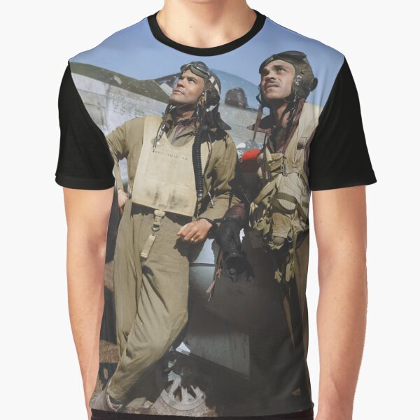 Vista previa del artículo con la obra «El Coronel Benjamin O. Davis y Edward C. Gleed de pie junto a un avión en una base aérea en Ramitelli, Italia. Marzo de 1945.», diseñado y vendido por Marina Amaral.