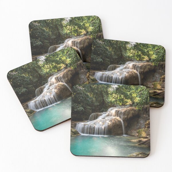 Aperçu de l'œuvre Cascade incroyable qui coule dans l'étang dans la jungle aux beaux jours créée et vendue par pandovisky.