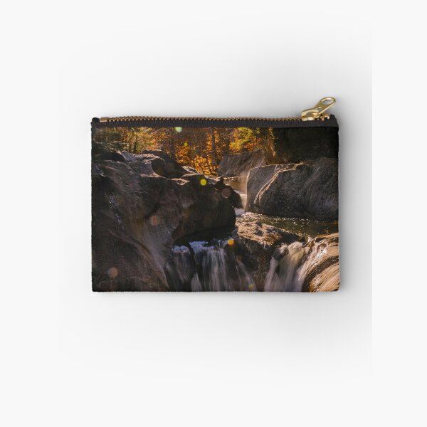 Aperçu de l'œuvre Cascade qui coule à travers les rochers en forêt créée et vendue par pandovisky.