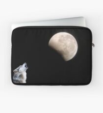 Wolf howling ~ Lunar Eclipse Laptop Sleeve