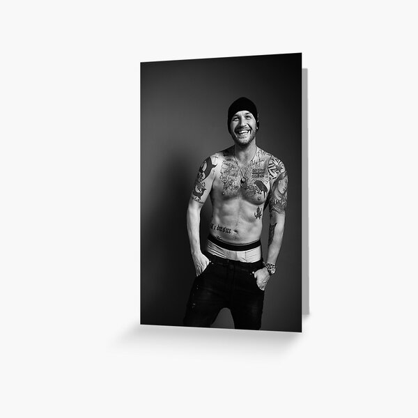 Tom Hardy mit nacktem Oberkörper und sexy Grußkarte