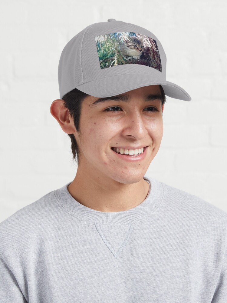 Alternative Ansicht von Tiger auf Baum Cap