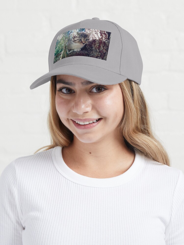 Alternative Ansicht von Tiger auf Baum Cap