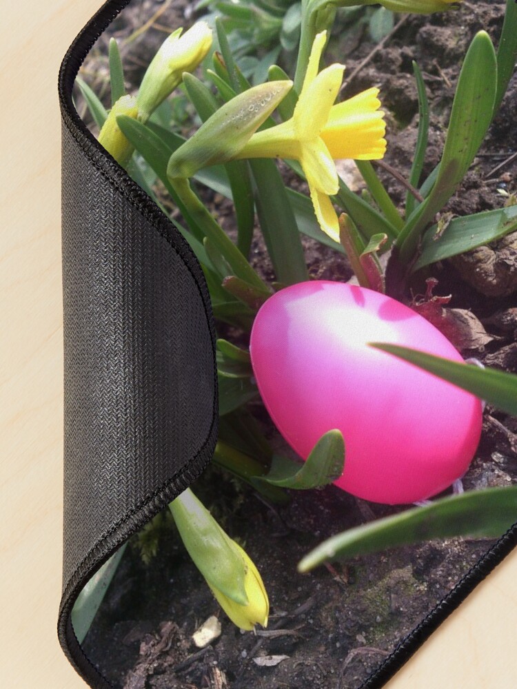 Alternative Ansicht von Osterei im Blumenbeet Mauspad