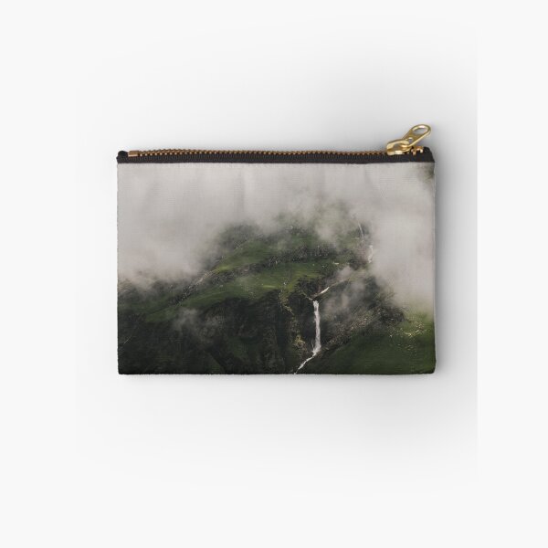 Aperçu de l'œuvre Montagne verte et brune couverte de nuages créée et vendue par pandovisky.