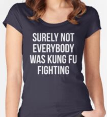Camiseta entallada de cuello ancho Seguramente no todos estaban luchando contra el Kung Fu