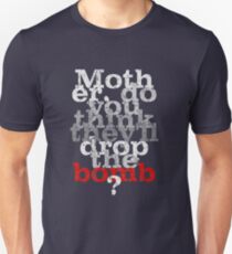 Das Wandzitat - Mutter, glaubst du, sie werden die Bombe fallen lassen? Slim Fit T-Shirt