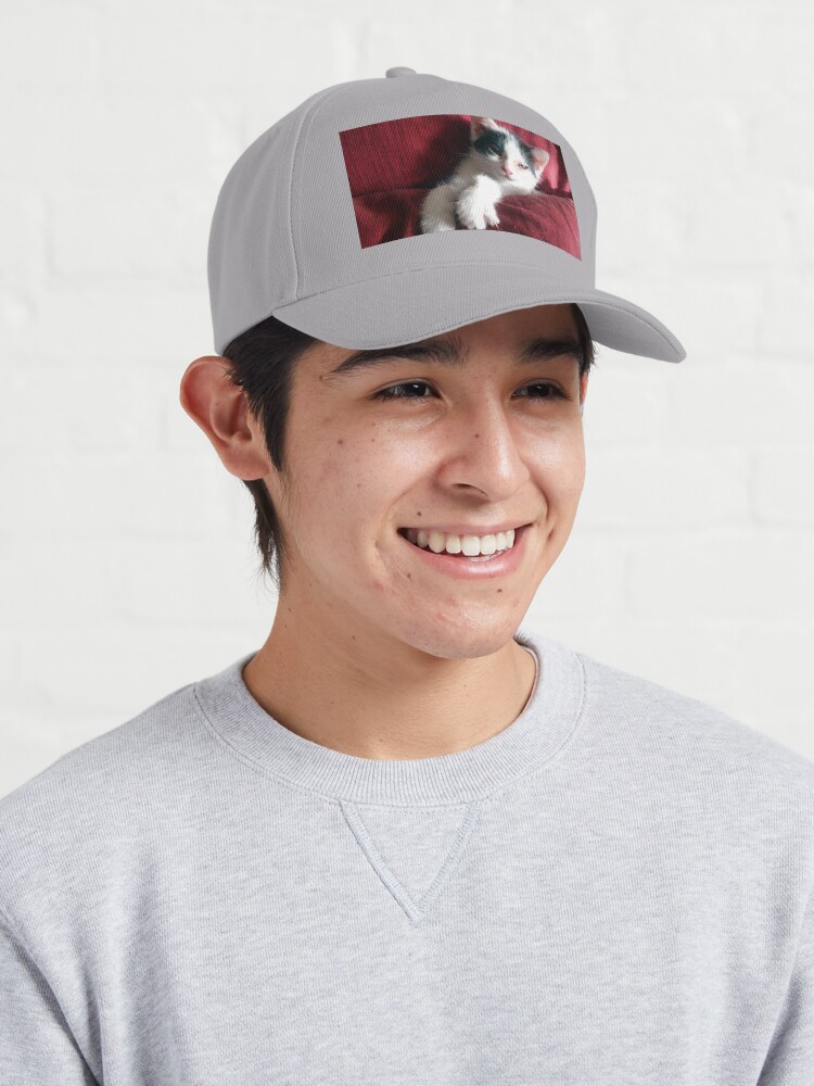 Alternative Ansicht von Katze in Rot Cap