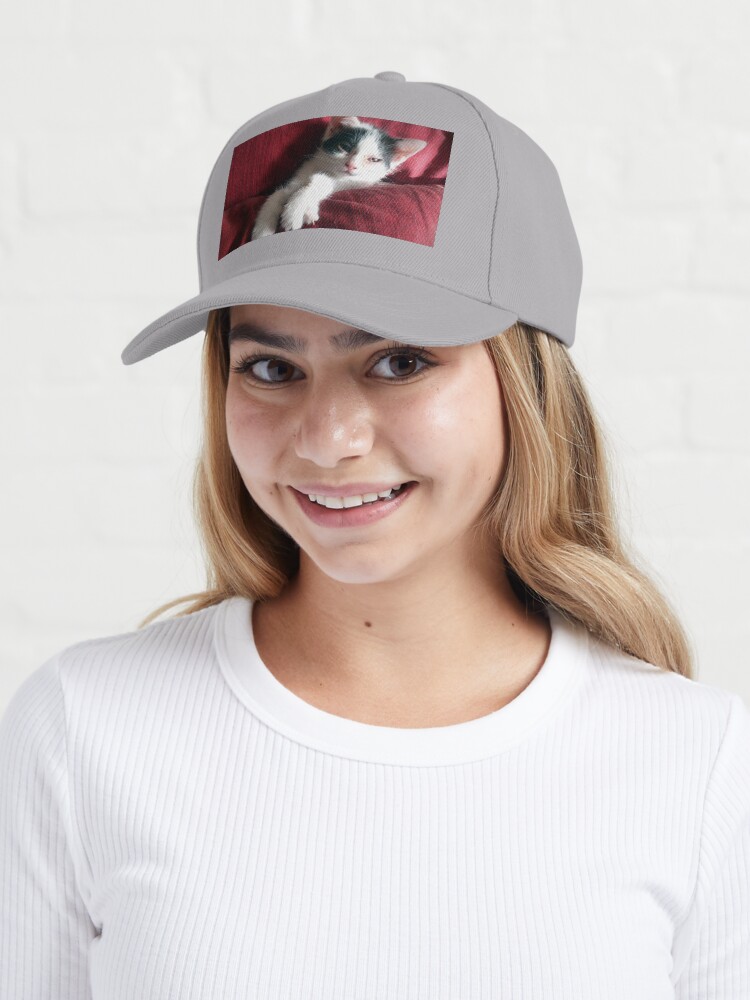 Alternative Ansicht von Katze in Rot Cap