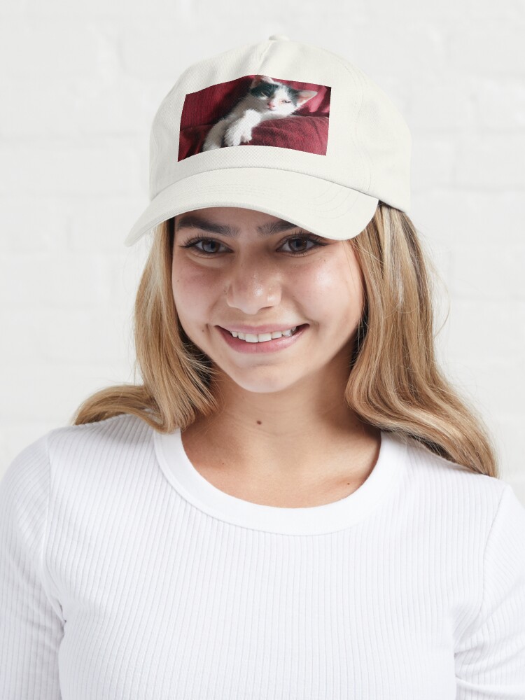 Alternative Ansicht von Katze in Rot Cap