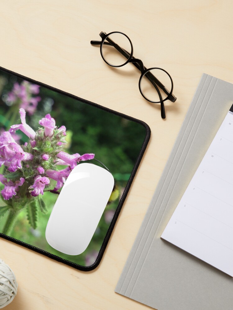 Alternative Ansicht von Blüte mit Biene Mauspad