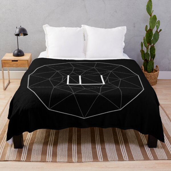 W - Voronoi Typography Throw Blanket