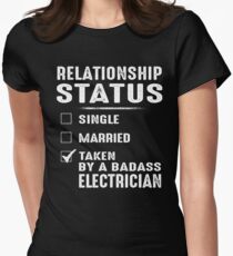 Beziehungsstatus genommen von einem Badass Elektriker Tailliertes T-Shirt