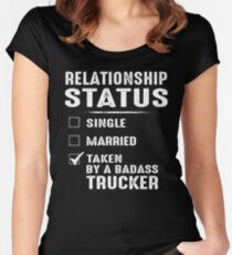 Beziehungsstatus genommen von einem Badass-Fernlastfahrer Tailliertes Rundhals-Shirt