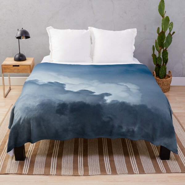 Aperçu de l'œuvre Blue Clouds Stormy Cloudscape Skyscape créée et vendue par Anna Lemos.