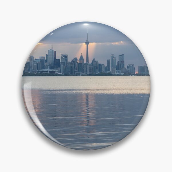 Artikelvorschau, Gut platzierter Sonnenstrahl - Skyline von Toronto durch Wolkenöffnungen hervorgehoben entworfen und verkauft von Georgia Mizuleva.