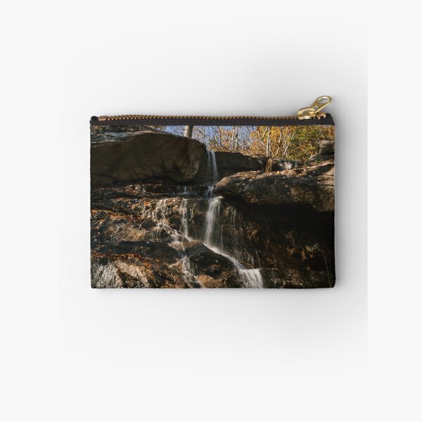 Aperçu de l'œuvre Cascade s'écoulant de pierres brutes massives créée et vendue par pandovisky.