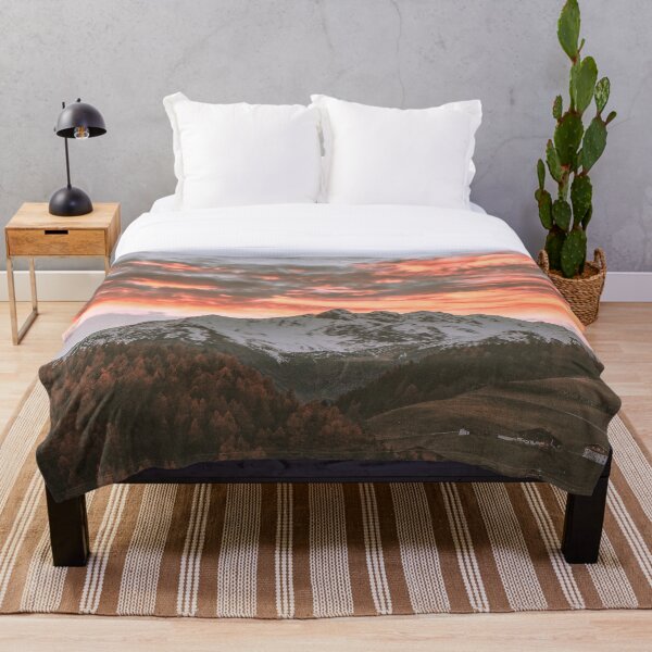 Aperçu de l'œuvre Montagne avec des nuages de ciel rouge créée et vendue par SceneryGallery.
