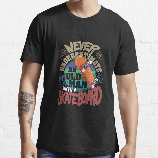 Mens Never underestimate an old man with a Skateboard Essential T-Shirt