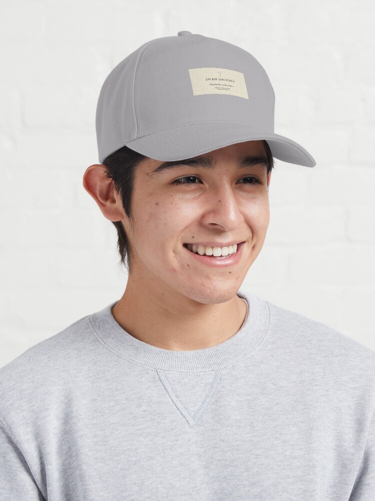 Aperçu 3 sur 7. Casquette avec l'œuvre Jackie Daytona : barman ordinaire créée et vendue par katewins.