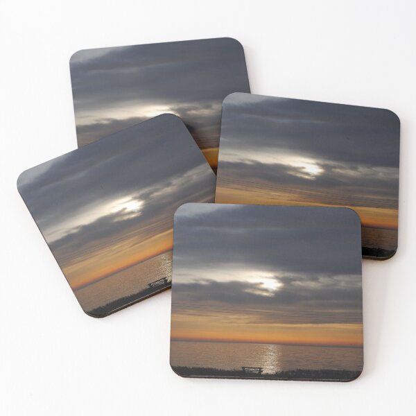 Artikelvorschau, Sonnenuntergang hinter Wolken spiegelt sich über das Mittelmeer zu einer leeren Bank. entworfen und verkauft von rayscollection.