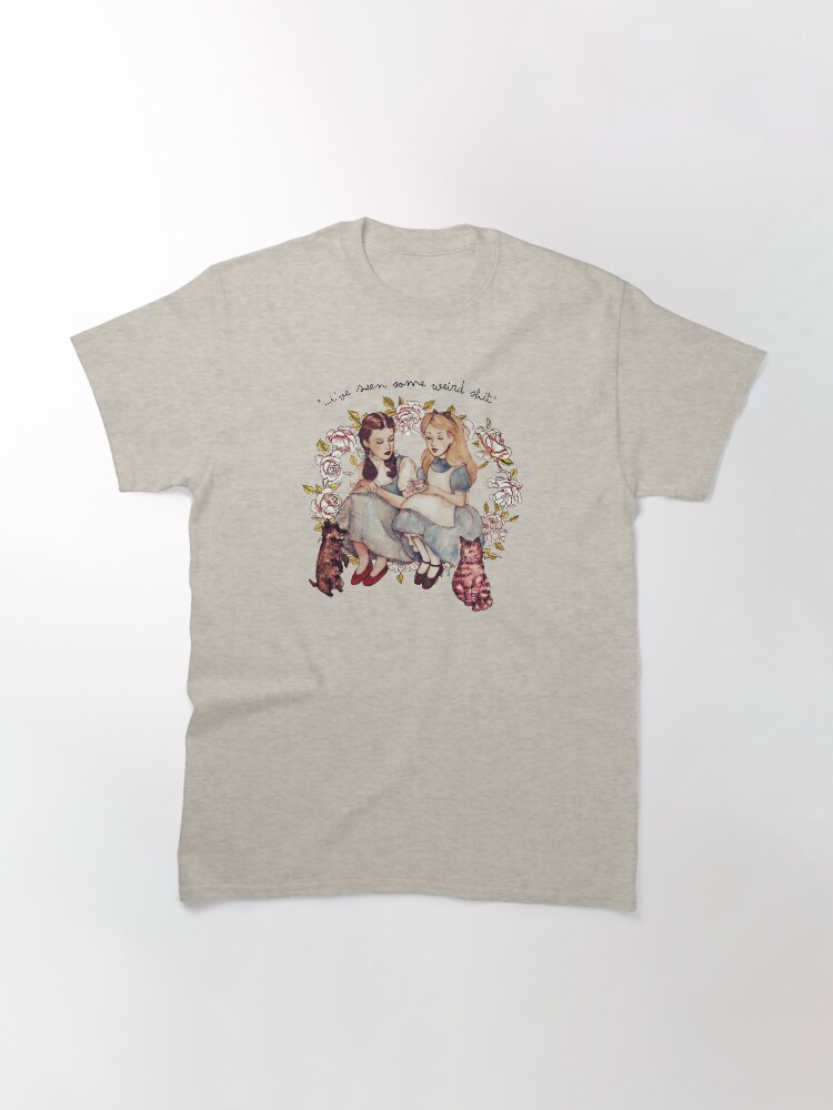 Thumbnail 3 von 7, Classic T-Shirt, Alice und Dorothy Love haben einige seltsame Alice Wonderland Vintage gesehen designt und verkauft von ShareeNunez.