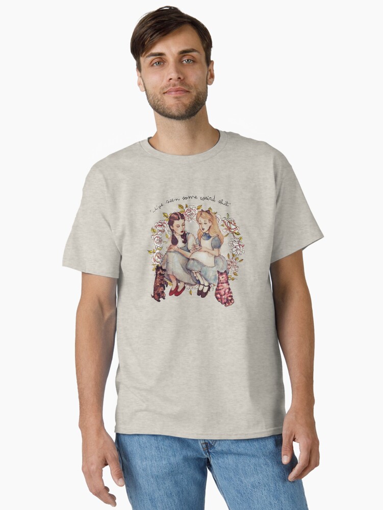 Thumbnail 2 von 7, Classic T-Shirt, Alice und Dorothy Love haben einige seltsame Alice Wonderland Vintage gesehen designt und verkauft von ShareeNunez.