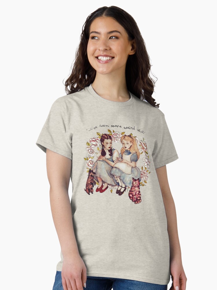 Thumbnail 1 von 7, Classic T-Shirt, Alice und Dorothy Love haben einige seltsame Alice Wonderland Vintage gesehen designt und verkauft von ShareeNunez.