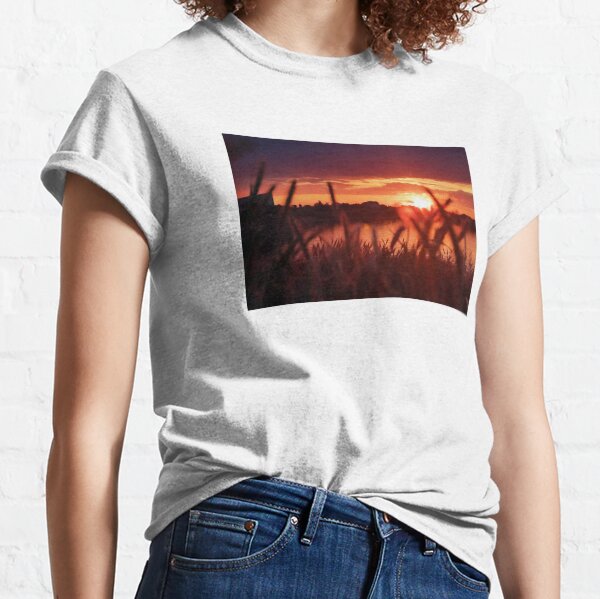Schöner Sonnenuntergang am See Classic T-Shirt