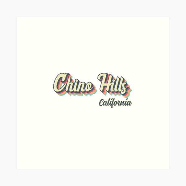 Vista previa del artículo con la obra «Chino Hills City California Retro Vintage 70s arcoíris», diseñado y vendido por Teelogic.