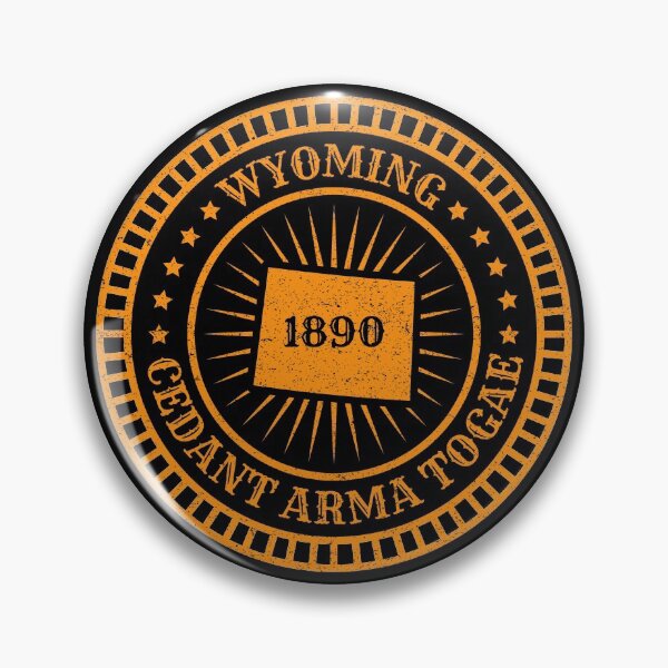 Artikelvorschau, Wyoming - Kartenmotto - Cedant Arma Togae - Badge Ratification - US State Birthday 1890 entworfen und verkauft von Ranggasme.
