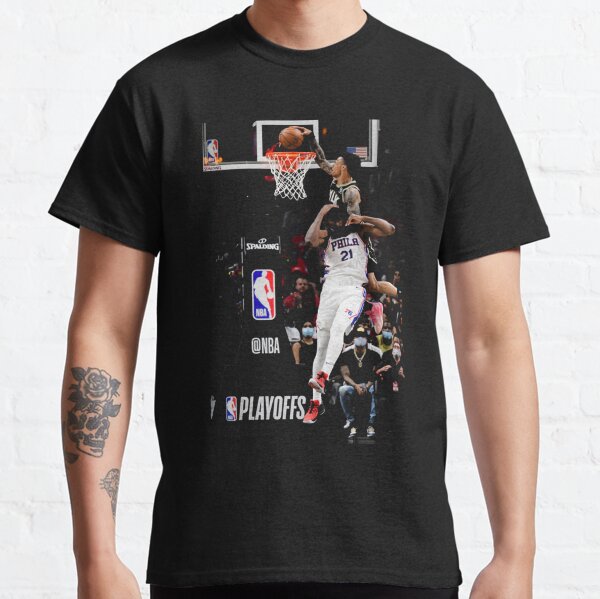 Vista previa del artículo con la obra «John Collins Dunk On Embiid Esencial», diseñado y vendido por DOMINICKshop.