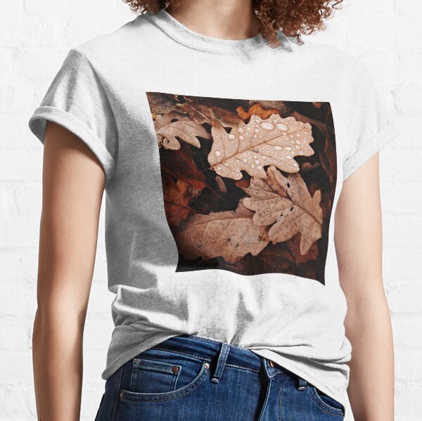 Herbstbraune Blätter mit Wassertropfen Classic T-Shirt
