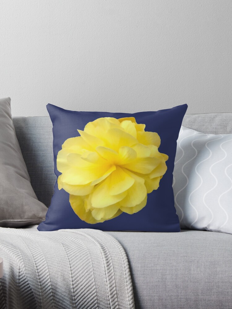 Cojín «Begonia doble amarilla Bloom sobre azul marino» de InalterataArt |  Redbubble
